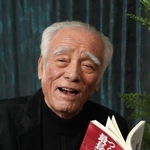 著書を手にいまの政治を語る石井一氏＝２０２０年３月、神戸市内
