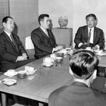 初当選後、抱負を語る石井一氏（左から３人目）ら新人議員５人。右は土井たか子氏＝１９６９年１２月、神戸市内