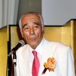 旭日大綬章の受章記念パーティーであいさつする元参院議員の石井一氏＝２０１４年８月、神戸市内