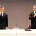 オンライン会見に臨む川崎重工業の渡辺達也専務執行役員（右）と川重冷熱工業の森宏之新社長＝７日午後、東京都内