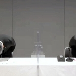 オンライン会見で頭を下げる川崎重工業の渡辺達也専務執行役員（右）と川重冷熱工業の森宏之新社長＝７日午後、東京都内