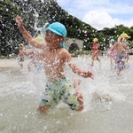 勢いよく海へ飛び込む園児たち＝８日午前、兵庫県新温泉町諸寄