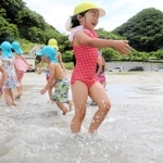勢いよく海へ飛び込む園児たち＝８日午前、兵庫県新温泉町諸寄