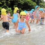 勢いよく海へ飛び込む園児たち＝８日午前、兵庫県新温泉町諸寄