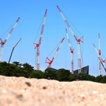 新施設の建設現場に立ち並ぶ、しま模様の巨大なクレーン。ニシキアナゴのようにも見える＝神戸市須磨区若宮町１