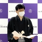 推戴状を受けた谷川浩司１７世永世名人＝９日午後、東京都渋谷区、将棋会館