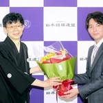 弟子の都成竜馬七段から花束を受ける谷川浩司１７世永世名人＝９日午後、東京都渋谷区、将棋会館
