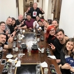 コロナ禍の前、来店客との記念撮影に応じる松平寿史さん（中央奥）。かつては外国人観光客が絶えなかった＝神戸市東灘区住吉宮町７（松平さん提供）