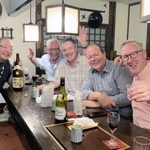 コロナ禍の前、来店客との記念撮影に応じる松平寿史さん（左）。かつては外国人観光客が絶えなかった＝神戸市東灘区住吉宮町７（松平さん提供）