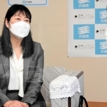 斎藤元彦知事（右）と面談する永原郁子代表＝兵庫県庁