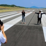 過去に開かれた但馬空港の見学ツアー。滑走路で記念撮影も＝豊岡市岩井