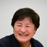 活動５０周年の節目や新作アルバムについて語る歌手の堀内孝雄＝神戸新聞社