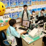 ２年ぶりにランナー募集が始まり、活気付く神戸マラソン実行委員会事務局＝10日午後、神戸市中央区北長狭通４