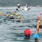 ゴールを目指し必死に泳ぐ１年生たち（ベイ・コミュニケーションズ提供）