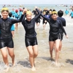 手をつないで完泳を喜ぶ女子生徒たち（ベイ・コミュニケーションズ提供）