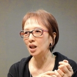 「言いたいことも言えずに生きたオモニの人生を思うと、複雑な心境です」と語るヤンヨンヒ監督＝大阪市内