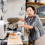 「スープとイデオロギー」の一場面。スープを仕込むオモニ（（ｃ）ＰＬＡＣＥＴＯＢＥ，ＹａｎｇＹｏｎｇｈｉ）