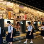 人と防災未来センターの展示を見て回る中学生＝神戸市中央区脇浜海岸通１