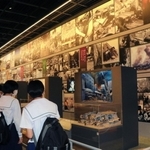 人と防災未来センターの展示を見て回る中学生＝神戸市中央区脇浜海岸通１