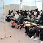 修学旅行で訪れ、阪神・淡路大震災について語り部の話に耳を傾ける中学生＝神戸市中央区脇浜海岸通１、人と防災未来センター