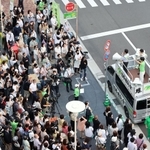 日本維新の会の街頭演説で、吉村洋文副代表の登場を待つ聴衆ら＝５月２９日、神戸市中央区