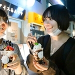 夜空の下、アイスをおいしそうに食べる大学生＝神戸市須磨区平田町１、「アイスるんです」（撮影・秋山亮太）