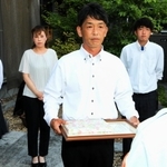 出火した車からけがをした４人を救助したとして、淡路広域消防事務組合の感謝状を受ける山田英輔さん（手前）と（後列左から）長女意寧さん、妻めぐみさん、長男臣之輔さん＝高砂市