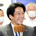 ３選を決め、笑顔を見せる岡田康裕氏＝加古川市加古川町寺家町（撮影・笠原次郎）