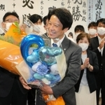 ３選を決め、笑顔を見せる岡田康裕氏（中央）＝加古川市加古川町寺家町（撮影・笠原次郎）