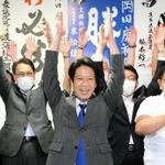 ３選を祝って、万歳する岡田康裕氏＝加古川市加古川町寺家町（撮影・笠原次郎）