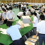 開票箱を開ける市職員＝１２日午後９時３１分、加古川市西神吉町鼎、加古川市立総合体育館