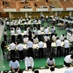 加古川市長選と市議選の開票作業を進める市職員＝１２日午後９時３９分、加古川市西神吉町鼎、加古川市立総合体育館