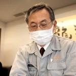 返還された手帳と戦死した岡崎梅太郎さんの写真を持つ孫の公一さん＝姫路市本町
