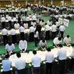 加古川市長選と市議選の開票作業を進める市職員＝１２日午後９時３９分、加古川市西神吉町鼎、加古川市立総合体育館