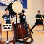 本番に向け練習に励む太鼓楽団「大地の会」のメンバー＝神戸市中央区波止場町