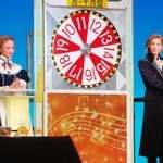 ドリームジャンボ宝くじの抽せんに参加した柚香光さん（右）と星風まどかさん＝１３日午後、宝塚大劇場