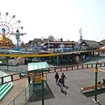 神戸市立王子動物園の敷地にあり、市民に長年親しまれてきた遊園地＝４月１日、神戸市灘区（ドローンで撮影）