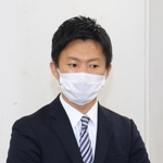 政務活動費にからむ納品書を偽造していた疑いで釈明をする光本圭佑・尼崎市議＝１４日午後、尼崎市東七松町１、尼崎市役所（撮影・斎藤雅志）