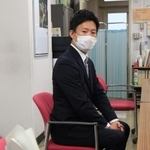 政務活動費にからむ納品書を偽造していた疑いで釈明をする光本圭佑・尼崎市議＝１４日午後、尼崎市東七松町１、尼崎市役所
