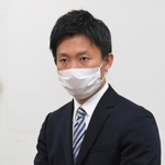 政務活動費にからむ納品書を偽造していた疑いで釈明をする光本圭佑・尼崎市議＝１４日午後、尼崎市東七松町１、尼崎市役所