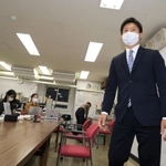 政務活動費にからむ納品書を偽造していた疑いがある光本圭佑・尼崎市議（右）＝１４日午後、尼崎市東七松町１、尼崎市役所