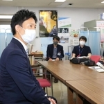 政務活動費にからむ納品書を偽造していた疑いで釈明をする光本圭佑・尼崎市議＝１４日午後、尼崎市東七松町１、尼崎市役所