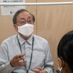 対面面接を念頭に自己アピールの仕方を指導するキャリアセンター職員＝西宮市上ケ原一番町、関西学院大