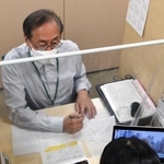 対面面接を念頭に自己アピールの仕方を指導するキャリアセンター職員＝西宮市上ケ原一番町、関西学院大