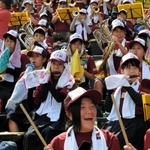 甲子園大会では尼崎市立尼崎高校の吹奏楽部が沖縄代表を応援するなど兵庫と沖縄の縁は深い＝２０１６年８月、西宮市の甲子園球場