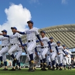 沖縄大会の開会式で力強く入場行進する高校球児たち＝２０１６年６月１８日、那覇市の沖縄セルラースタジアム那覇（琉球新報社提供）