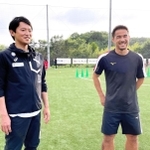 斎藤元彦知事（左）の訪問を受け、笑顔で意見を交換する岡崎慎司選手＝神戸市西区平野町印路