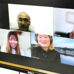 留学先のアイルランドから近況を報告する学生たちと、話を聞く高見教授（上段中央）＝神戸市北区、神戸親和女子大
