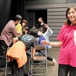 嘉納みなこ（手前）と出演者＝神戸市兵庫区新開地５