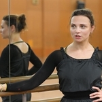 ウクライナから神戸市に避難し、大阪での公演に向けて練習を重ねるバレエダンサーのオレナ・ドブリャンスカさん＝神戸市中央区、神戸文化ホール（撮影・秋山亮太）